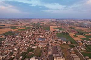 hoge hoek luchtfoto van kala shah kaku dorp en industrieterrein van punjab pakistan foto