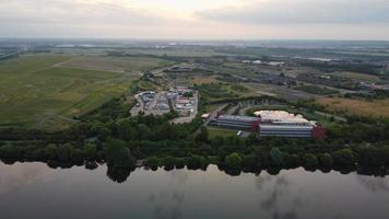 hoge hoek luchtfoto beelden over windmolen windturbine bij stewartby meer van engeland bij zonsopgang foto