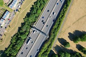 luchtfoto vanuit een hoge hoek van Britse wegen en verkeer dat door het platteland van Engeland gaat foto