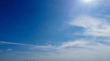 mooie blauwe lucht en weinig wolken boven de stad Luton in Engeland op een warme zomerdag foto