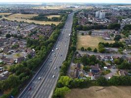 luchtfoto vanuit een hoge hoek van Britse wegen en hogesnelheidssnelwegen in de stad Luton, Engeland, Verenigd Koninkrijk foto