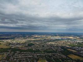 hoge hoek beeldmateriaal huizen en gebouwen in london luton town en luchtfoto van treinstation van leagrave foto