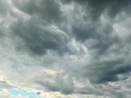 prachtige donkere wolkenformaties vlak voor een onweersbui foto