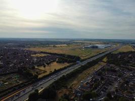 luchtbeelden door drone hoge hoekmening van londen luton stad van engeland met gebouwen foto