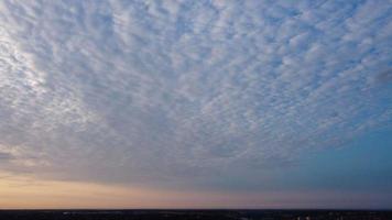 de prachtige zonsopgang en kleurrijke wolken, luchtfoto en uitzicht vanuit een hoge hoek genomen door drone in engeland uk foto