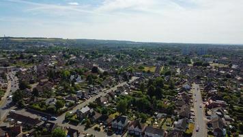 hoge hoek beeldmateriaal huizen en gebouwen in london luton town en luchtfoto van treinstation van leagrave foto