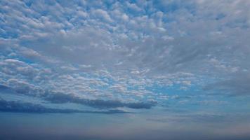 de prachtige zonsopgang en kleurrijke wolken, luchtfoto en uitzicht vanuit een hoge hoek genomen door drone in engeland uk foto