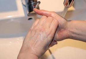 handen wassen en handen wassen met zeep preventie voor uitbraak van coronavirus covid-19 foto