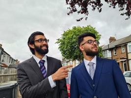 jonge mannen jonge zakenlieden poseren in een straat van luton engeland uk foto