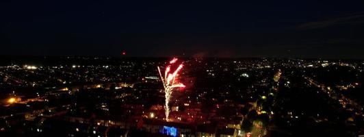 prachtige hoge hoekmening van de stad Luton in Engeland 's nachts, drone's beelden na zonsondergang foto