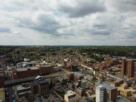 luchtfoto en hoge hoekbeelden van het stadscentrum van de britse stad luton engeland uk. foto