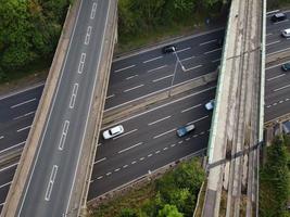 luchtfoto vanuit een hoge hoek van Britse wegen en hogesnelheidssnelwegen in de stad Luton, Engeland, Verenigd Koninkrijk foto