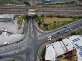 hoge hoekbeelden van de stad Londen Luton en luchtfoto van het centraal station, treinsporen van Engeland, VK foto