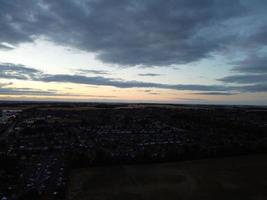 hoge hoek luchtfoto van luton stad van engeland bij zonsondergang nacht. foto