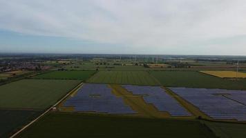 luchtbeelden hoge hoekmening van groene energie natuurlijke generatoren bronnen van windturbines en zonnepanelen boerderijen in engeland uk foto