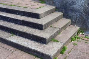 verschillende buitenaanzichten op betonnen, houten en metalen trappen. foto