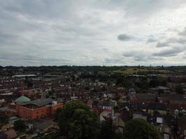 een luchtfoto en een hoge hoekmening van de stad Luton in Engeland boven een woonwijk, begraaf het park van de Aziatische Pakistaanse en Kasjmier-gemeenschap. foto