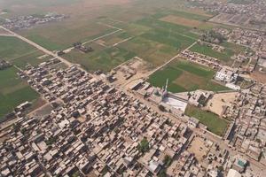 luchtfoto van kala shah kaku dorp punjab pakistan foto
