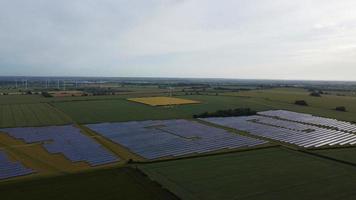 luchtbeelden hoge hoekmening van groene energie natuurlijke generatoren bronnen van windturbines en zonnepanelen boerderijen in engeland uk foto