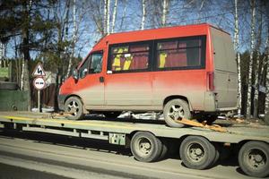 evacuatie van voertuigen van de weg. auto op platform van transporter. foto