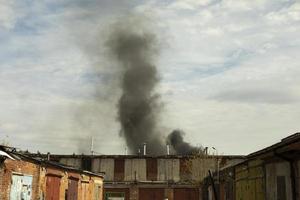 brand op het platteland. zwarte rook en vuur. het is oostelijke situatie. foto