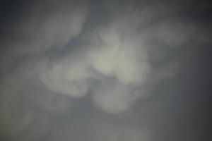 wolken in de regen. textuur van regenachtige wolken. grijze lucht. foto