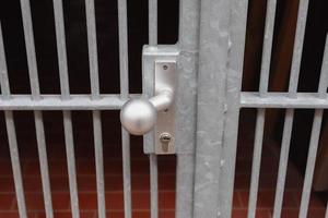 sluit uo van een sluis bij een nauwe metalen poort. foto