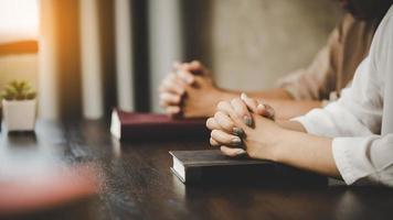 twee vrouwen bidden aanbidding geloven foto