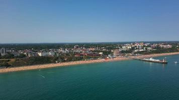 hoge hoek uitzicht op zee strand met mensen in bournemouth city of engeland uk, luchtfoto beelden van de britse oceaan foto