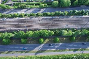 luchtfoto van de stad Luton in Engeland en spoorlijnen, woonwijk foto