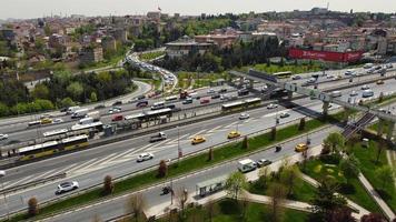 luchtfoto van de stad, de wegen en de brug over de rivier de Bosporus istanbul foto