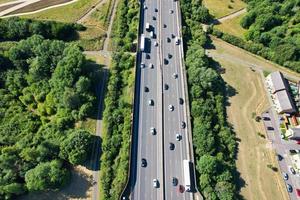 luchtfoto vanuit een hoge hoek van Britse wegen en verkeer dat door het platteland van Engeland gaat foto