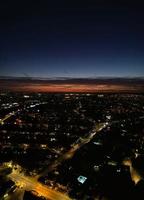 prachtige hoge hoekmening van de stad Luton in Engeland 's nachts, drone's beelden na zonsondergang foto