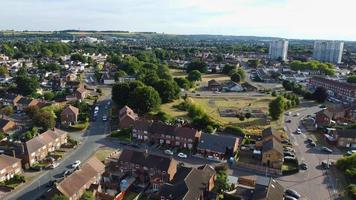 hoge hoek beeldmateriaal huizen en gebouwen in london luton town en luchtfoto van treinstation van leagrave foto