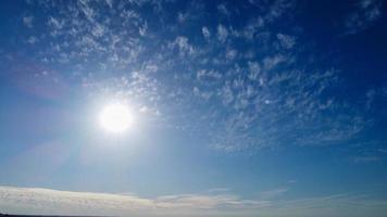 mooie lucht met wolken op een warme zonnige dag boven de stad Luton in Engeland foto