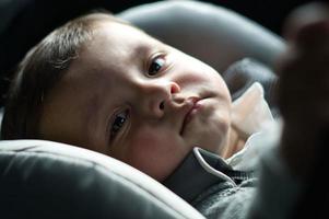 schattige kleine baby baby poseert in een plaatselijk openbaar park in de stad Luton in Engeland foto