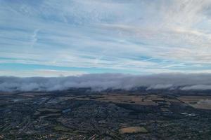 luchtfoto van wolken bij zonsopgang ochtendtijd boven Groot-Brittannië, drone's beelden, mooie ochtend met harde wind en snel bewegende wolken foto
