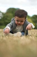 schattige kleine baby baby poseert in een plaatselijk openbaar park in de stad Luton in Engeland foto