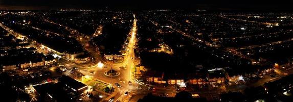 prachtige nachtelijke luchtfoto van de britse stad, hoge hoek drone's beelden van luton stad van engeland uk foto