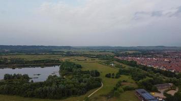 hoge hoek luchtfoto beelden over windmolen windturbine bij stewartby meer van engeland bij zonsopgang foto