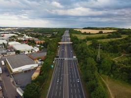 luchtfoto vanuit een hoge hoek van Britse wegen en hogesnelheidssnelwegen in de stad Luton, Engeland, Verenigd Koninkrijk foto