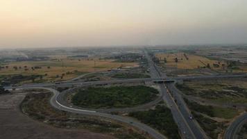 hoge hoek beelden en luchtfoto van pakistaanse snelwegen m2 bij kala shah kaku uitwisseling naar gt road lahore, het industriële dorp punjab foto