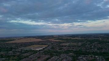 luchtfoto van luton woonhuizen bij prachtige zonsondergang en kleurrijke wolken en lucht boven de stad luton in engeland foto