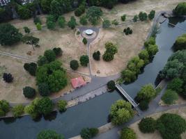 hoge hoek en luchtbeelden van lokaal gratis toegankelijk openbaar park in luton, engeland, uk foto