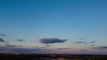 prachtige zonsondergang met lucht met kleurrijke wolken, drone's hoge hoekbeelden over de stad Engeland, VK foto