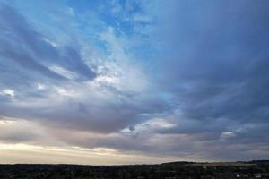 prachtige luchtfoto van wolken bij zonsondergang boven luton stad engeland groot-brittannië foto