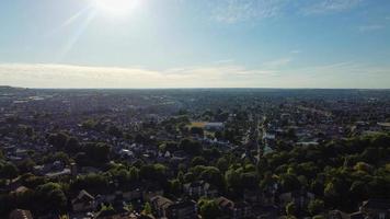 luchtbeelden door drone vanuit een hoge hoek bekeken van londen luton stad van engeland groot-brittannië foto