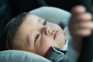 schattige kleine baby baby poseert in een plaatselijk openbaar park in de stad Luton in Engeland foto