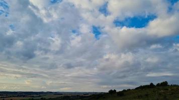 mooie en kleurrijke zonsondergang met kleurrijke wolken en lucht boven de stad Luton in Engeland, Groot-Brittannië foto