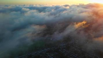 dramatische lucht en bewegende wolken boven de stad Luton in Engeland. britse stad foto